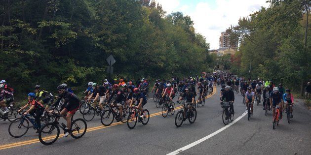 Plusieurs centaines de cyclistes et de proches de Clément Ouimet étaient venus lui rendre hommage sur la voie Camilien-Houde, le 6 octobre dernier.
