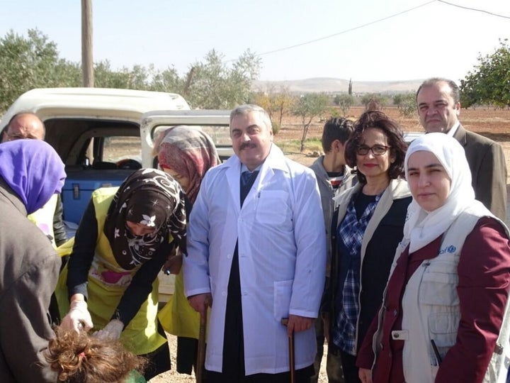 Dr. Askar, aux côtés de membres de l'équipe de l'UNICEF, lors de visites de porte-à-porte effectuées pour vacciner des enfants contre la polio à Souran, dans la province de Hama (République arabe syrienne).