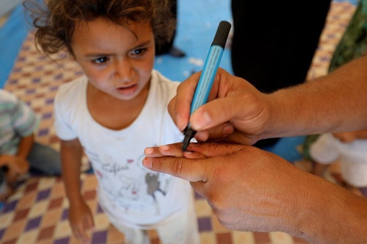 Rahma, 2 ans, a été vaccinée pour la première fois de sa vie pendant la première série d'une campagne de cinq jours d'immunisation contre la polio, menée auprès des enfants de moins de 5 ans des régions ravagées par la guerre de Deïr el-Zor et Raqqa.