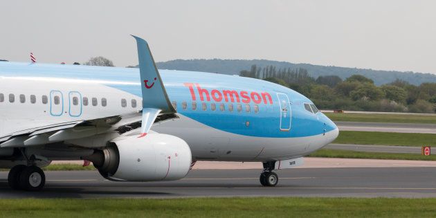Un Boeing 787 de Thomson Airways circulant sur le tarmac de l'aéroport international de Manchester
