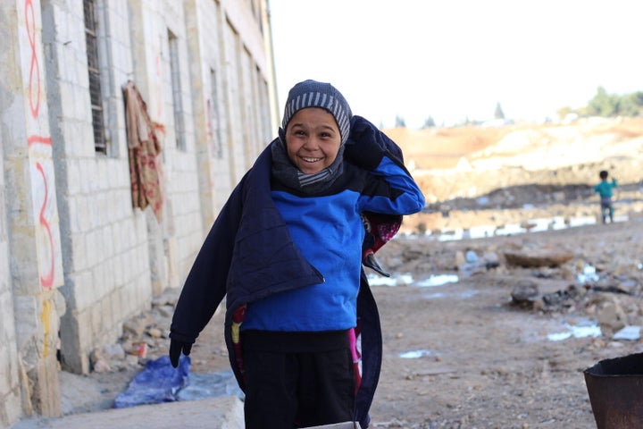 À Jibreen, Ahmed et ses quatre frères et sœurs, ont reçu des kits d'hiver de l'UNICEF afin d'affronter le froid de l'hiver.