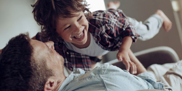 Il n’y a rien de plus beau qu’une grand-mère qui enseigne à sa petite-fille à tricoter ou encore, lorsqu’un filleul initie son vieil oncle à son enregistreur numérique afin qu’il puisse regarder ses « programmes » en différé.