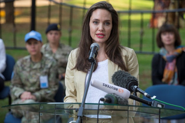 L'envoyée spéciale Angelina Jolie livre une déclaration au International Peace Support Centre à Nairobi au Kenya le 20 juin 2017.