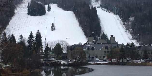 Sommet St-Sauveur jeudi. Quelques skieurs malgré le temps doux