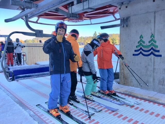 Les premiers skieurs de l'hiver au Quebec, samedi 11 Novembre, attendaient impatiemment l'ouverture du premier centre, Sommet St-Sauveur.