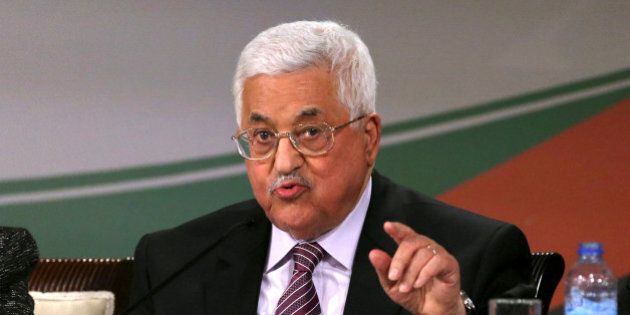 Palestinian President Mahmoud Abbas gestures as he speaks during Fatah congress in the West Bank city of Ramallah November 30, 2016. REUTERS/Mohamad Torokman