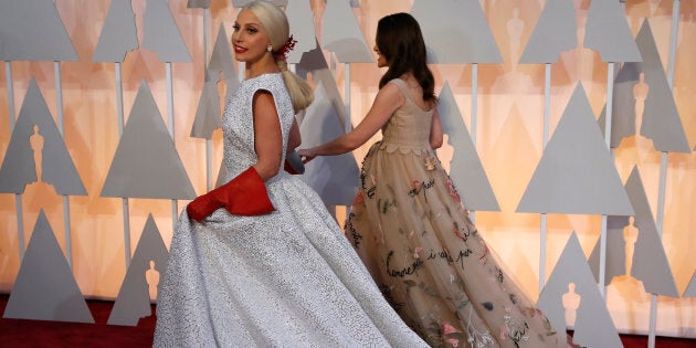 Lady Gaga habillée d'une robe créée par Azzedine Alaïa pour les Oscars, en 2015.