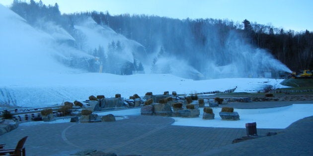 Fabrication de neige à Saint-Sauveur en début de saison. Photo d'archives.