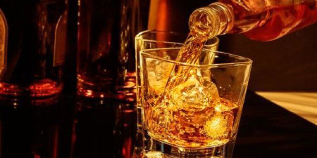 Whisky versé dans un verre avec des glaçons