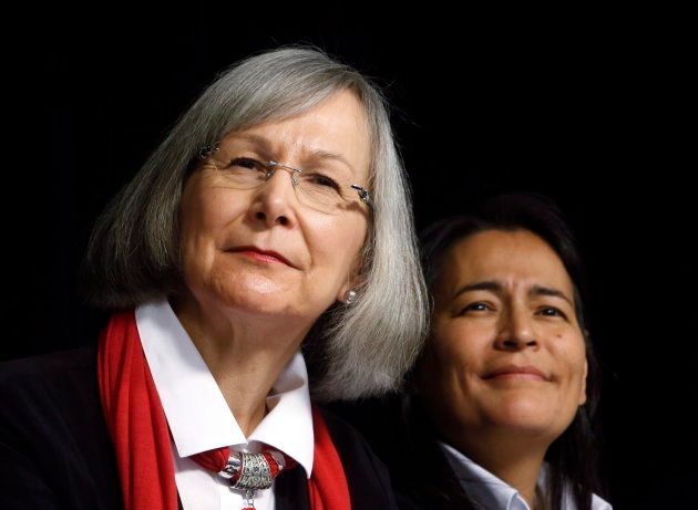 Marion Buller (gauche), commissaire en chef de l'Enquête nationale sur les femmes et les filles autochtones disparues et assassinées, et sa collègue, la commissaire Michèle Audette (droite).