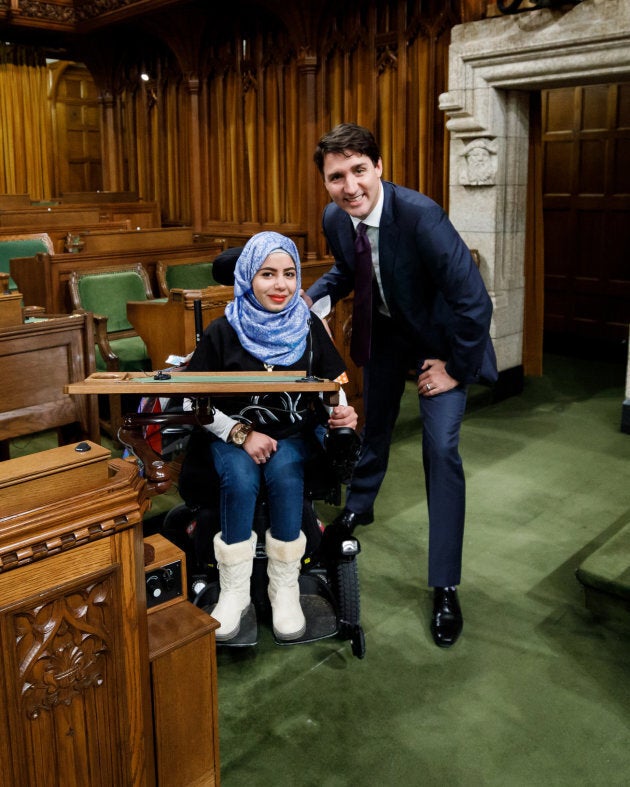 Marwa Harb lors de sa rencontre avec Justin Trudeau à la Colline Parlementaire.