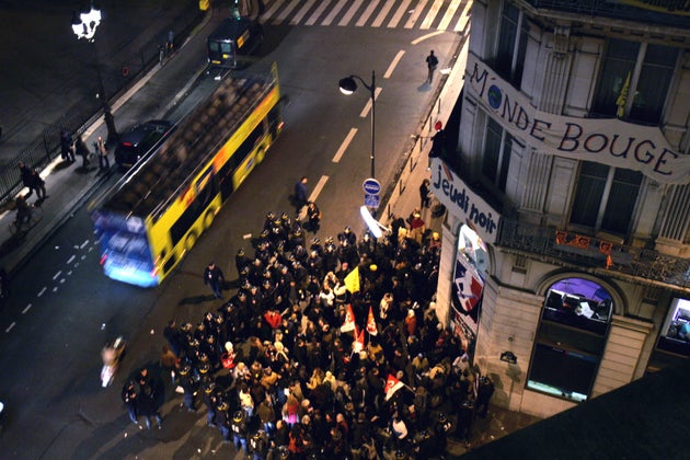 Des manifestants sont encerclés par les forces de l'ordre, le 30 janvier 2007 à Paris, lors d'un rassemblement de familles de mal-logés, et militants du DAL, de