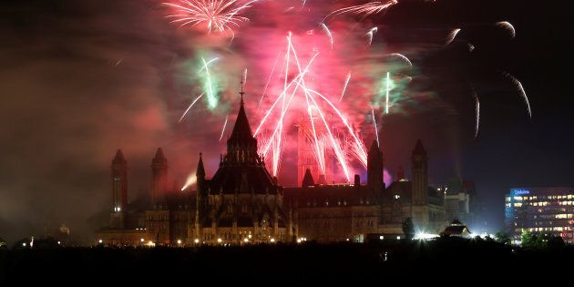 Des feux d'artifices marquent le 150e anniversaire du Canada, le 1er juillet dernier à Ottawa.