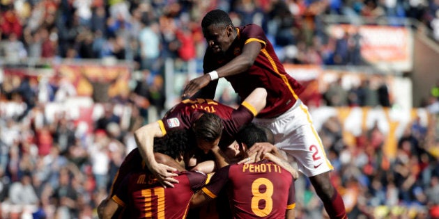 Football Soccer - AS Roma v Napoli - Italian Serie A - Olympic Stadium, Rome, Italy - 25/04/16 AS Roma's Radja Nainggolan celebrates with his team mates after scoring against Napoli. REUTERS/Max Rossi