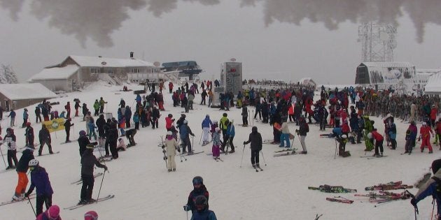 Sommet du Mont Tremblant jeudi à 13h30. Enfin du temps plus confortable pour profiter des belles conditions. Mercredi et jeudi ont été des journées de fort achalandage dans la majorité des stations.