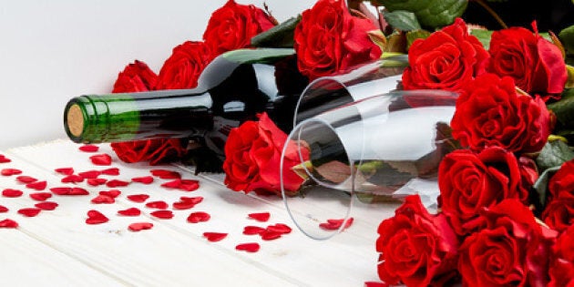 Bouteille de vin et roses rouges