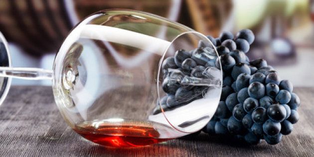 Grappe de raisins et verre de vin rouge
