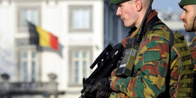 Belgian soldiers guard outside the U.S. Embassy in Brussels, near the Belgian Parliament January 17, 2015. Belgium is deploying hundreds of troops to guard potential targets of terrorism, including Jewish sites and diplomatic missions, following a series of raids and arrests, the defence minister said on Saturday. REUTERS/Eric Vidal (BELGIUM - Tags: CRIME LAW MILITARY POLITICS)
