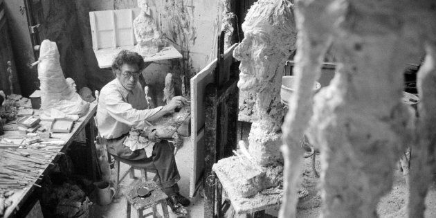 Giacometti en train de peindre dans son studio à Paris, en premier plan «La Grande Tête», 1958.