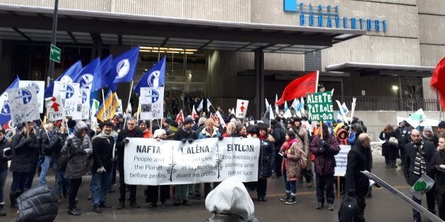 Lors du rassemblement « Les peuples et la planète avant le profit » organisé par le Réseau québécois sur l'intégration continentale (RQIC) le samedi 27 janvier devant l'Hotel Bonaventure