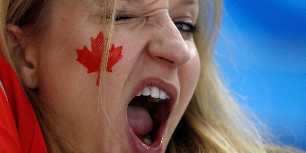 Une supporter canadienne célèbre la victoire de l'équipe de hockey féminine contre les athlètes olympiques de Russie.