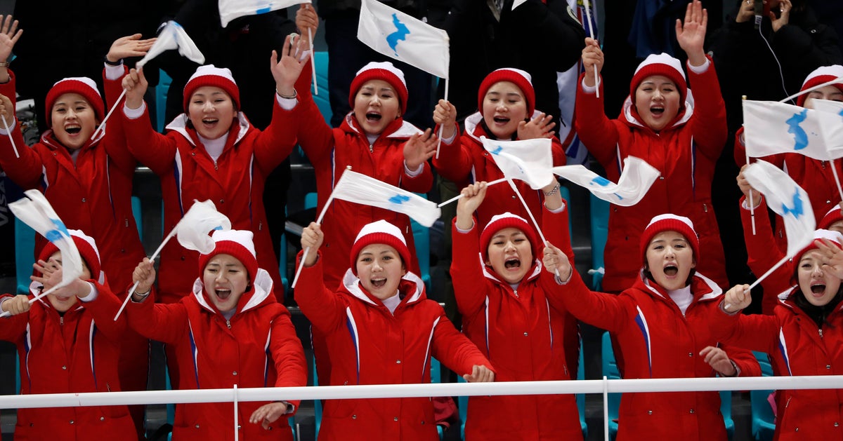 L'équipe de cheerleaders de la Corée du Nord vole la vedette aux