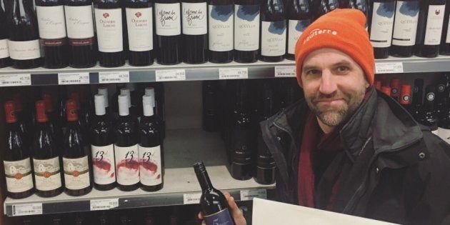 L'écologiste Steven Guilbeault de passage dans une SAQ pour acheter une bouteille de vin de la Colombie-Britannique.