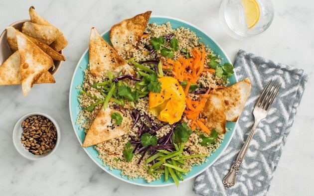 Coup de coeur pour le bol de quinoa à la sauce sriracha avec oeuf poché au curcuma. Simple, savoureux et nutritif.