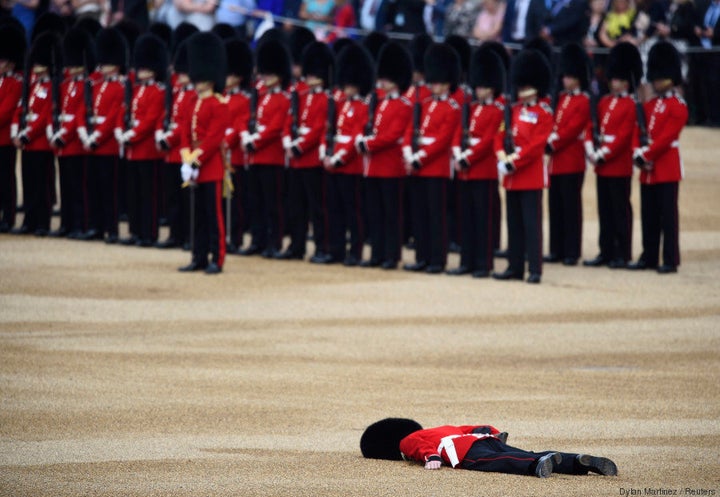 Un Membre De La Garde Royale Anglaise Au Sol Apres Un Malaise A La Ceremonie Trooping The Colours Huffpost Quebec Nouvelles