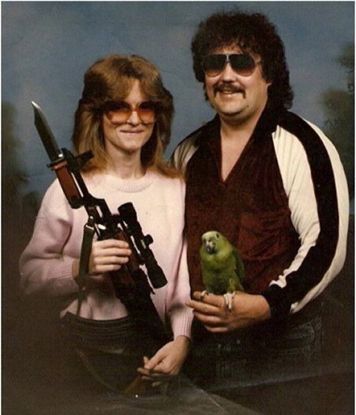 Des lunettes, une arme, un perroquet. Tout simplement.