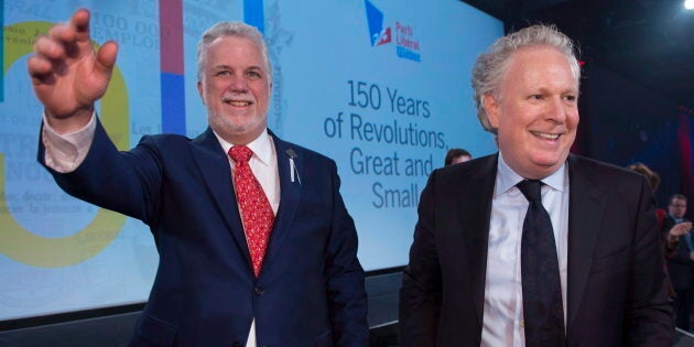 Le premier ministre du Québec, Philippe Couillard, et l'ancien premier ministre, Jean Charest, lors des célébrations du 150e anniversaire du Parti libéral du Québec, le 25 novembre 2017.