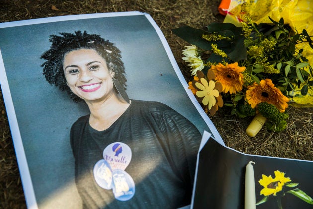 Une photo de Marielle Franco déposée à côté de fleurs lors d'une manifestation de ressortissants brésiliens à Berlin.