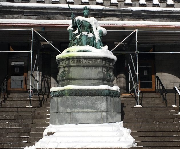 La statue de la reine Victoria devant le pavillon de musique de l'Université McGill, le jeudi 15 mars 2018.