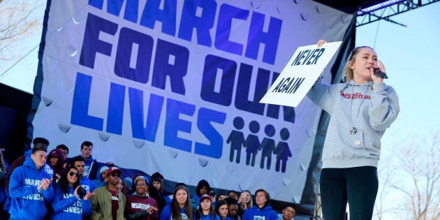 La chanteuse Miley Cyrus tient une pancarte sur laquelle il est écrit «Never Again» («Plus jamais»), lors de la manifestation de «March For Our Lives» du 24 mars.