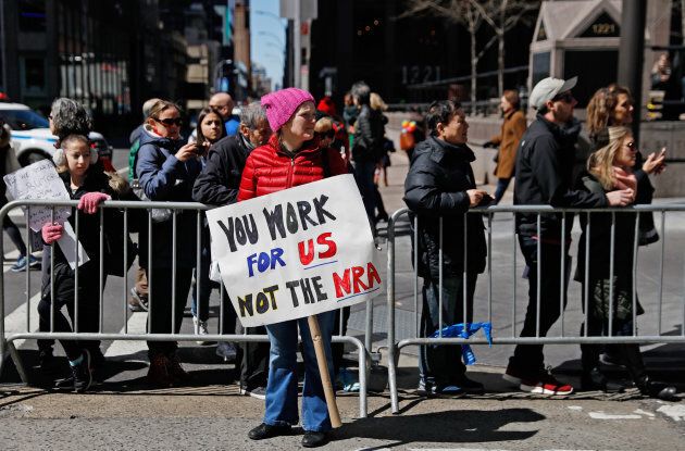 Une femme manifeste contre les armes à feu et la NRA aux États-Unis