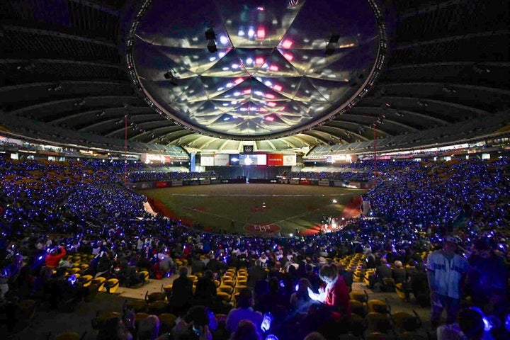 Le Stade olympique a été illuminé par les verres Budweiser donnés aux partisans lors de l'un des matchs préparatoires des Blue Jays en 2018. Budweiser a remis des verres «Coups de circuit» aux 25 000 premiers spectateurs.