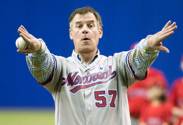 John Wetteland a effectué le lancer protocolaire avant la rencontre de lundi au Stade olympique. À la blague, il a indiqué aux photographes de se déplacer.