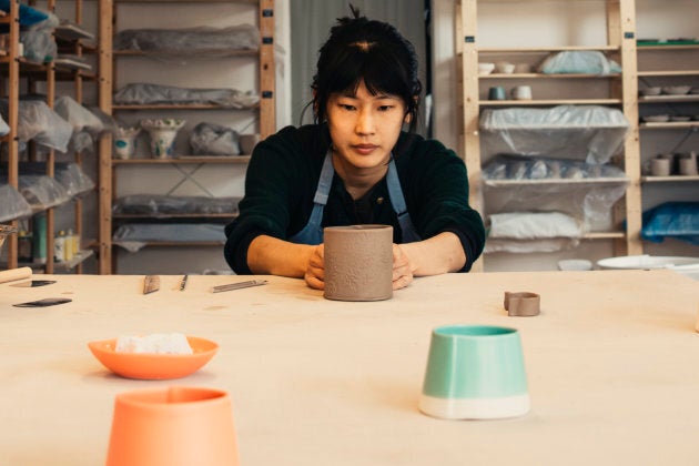 Un cours de poterie à l'Atelier Make.