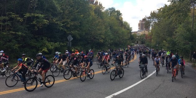 Des cyclistes avaient rendu hommage à Clément Ouimet qui est décédé à la suite d'une collision avec un véhicule sur sur la voie Camillien-Houde.