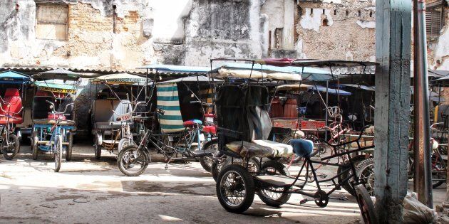 Stationnement de tricycles taxis. Les citadins de la Havane ont rarement un bout de terrain sécuritaire pour stationner leur engin. Les stationnements de l’état pallient à ce problème.