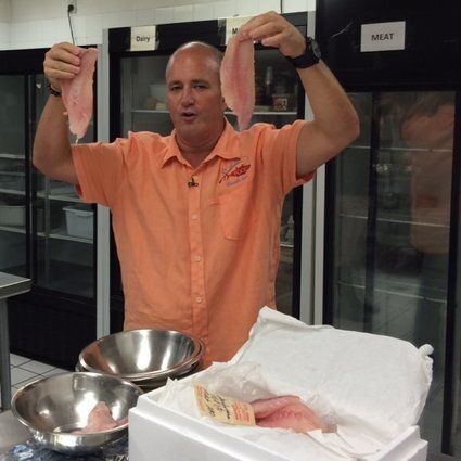 Chef Bobby Stoky présente les filets de vivaneau à queue jaune de Floride