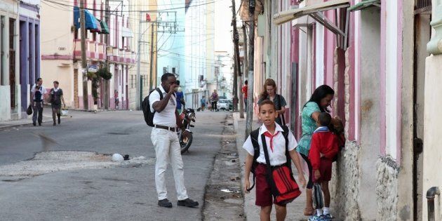 7h45 du matin, une rue de Centro Habana. Les enfants se rendent à l’école, souvent accompagnés d’un parent. Les adultes se dirigent vers leur travail en s’arrêtant prendre un petit café cubain très sucré (à droite).