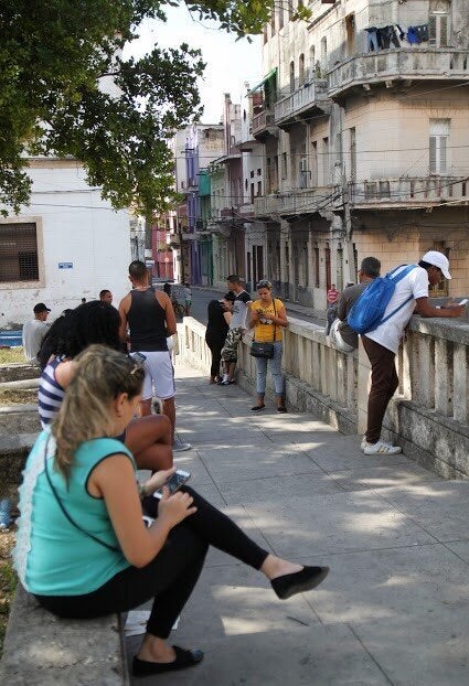 À la Havane, il est peu fréquent de voir en pleine rue quelqu'un consulter son cellulaire, à moins qu'il fasse ou reçoive un appel. L'accès à internet dans la ville est limité à certains parcs et quelques places publiques. En dehors de ces secteurs, internet est inaccessible.