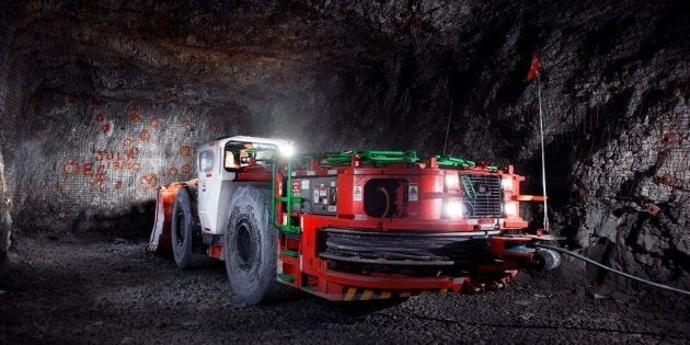 Une chargeuse à navette électrique de la mine Borden.