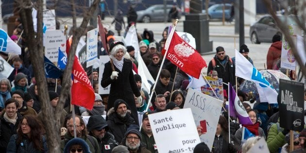 Manifestation UniEs pour la santé, organisée par Médecins québecois pour le régime public (MQRP) à Montréal le 24 mars dernier. L’annulation des hausses de la rémunération des médecins était la première des quatre revendications de la manifestation.