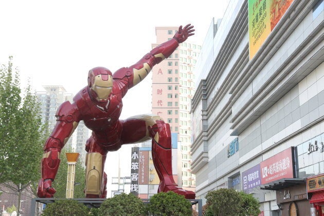 Le superhéro a même sa propre sculpture à Zhengzhou, en Chine.