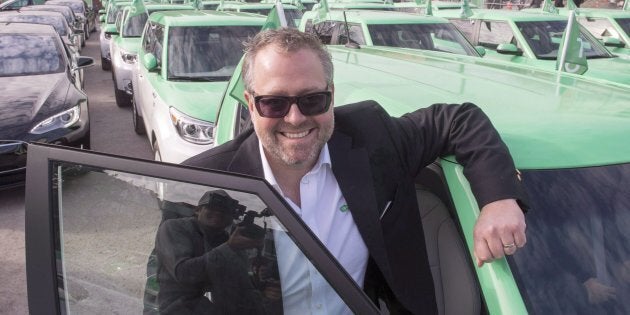 L'homme d'affaires Alexandre Taillefer prend la pose avec sa flotte de taxis électriques Téo Taxi.