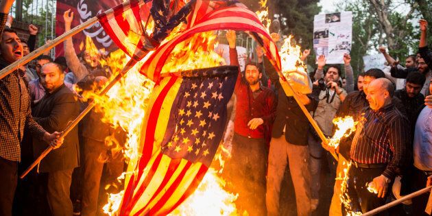 Lors d'une manifestation à Téhéran, des Iraniens ont mis le feu au drapeau américain.