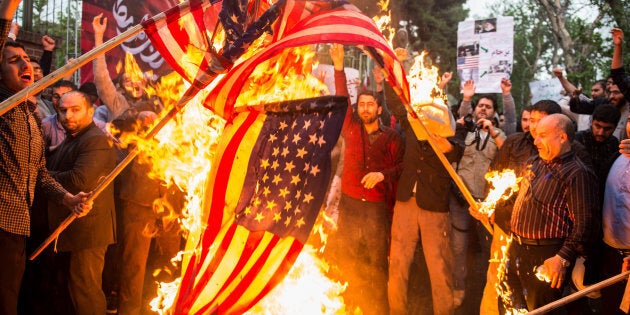 Lors d'une manifestation à Téhéran, des Iraniens ont mis le feu au drapeau américain.