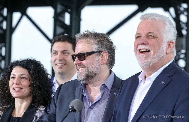 Alexandre Taillefer aux côtés de la présidente du caucus Filomena Rotitori, le président du PLQ Antoine Atallah et le premier ministre Couillard.